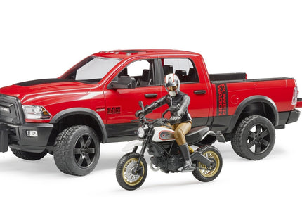 Bruder Ram 2500 Power Wagon Con Ducati Desert Sled Y Conductor