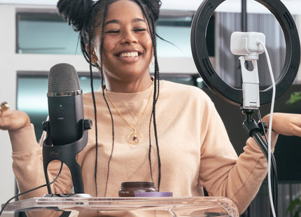 EAN 5099206087682 - Logitech 960-001297 cámara web 1920 x 1080 Pixeles USB 3.2 Gen 1 (3.1 Gen 1) Blanco imagen 3