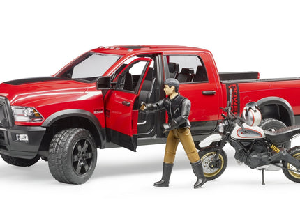 Bruder Ram 2500 Power Wagon Con Ducati Desert Sled Y Conductor