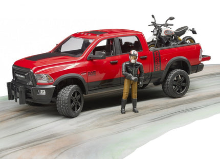 Bruder Ram 2500 Power Wagon Con Ducati Desert Sled Y Conductor