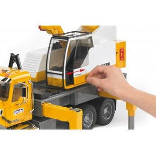 Bruder Camion Mack Con Grua Liebherr - Escala 1:16 02818