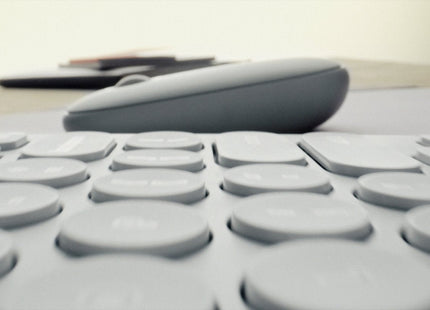 EAN 5099206115606 - Logitech 920-012239 teclado Ratón incluido Universal RF Wireless + Bluetooth QWERTY Internacional de EE.U imagen 2