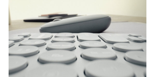 EAN 5099206115606 - Logitech 920-012239 teclado Ratón incluido Universal RF Wireless + Bluetooth QWERTY Internacional de EE.U imagen 2